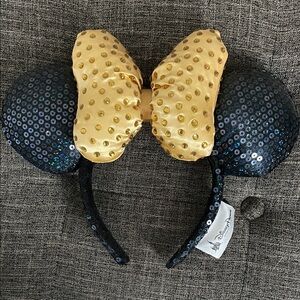 Disney park’s authentic black and gold Minnie ears headband